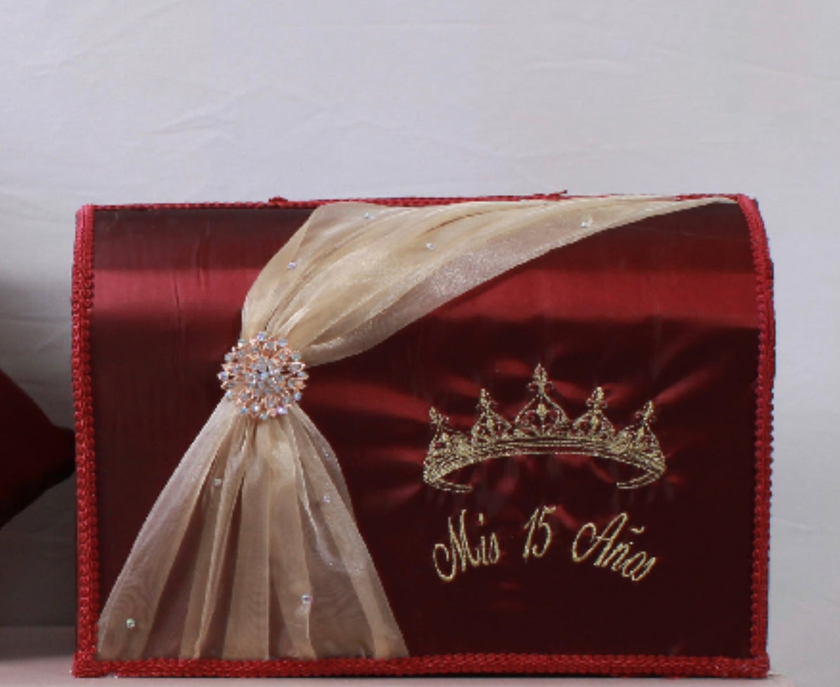 Quinceañera pillow set crown team