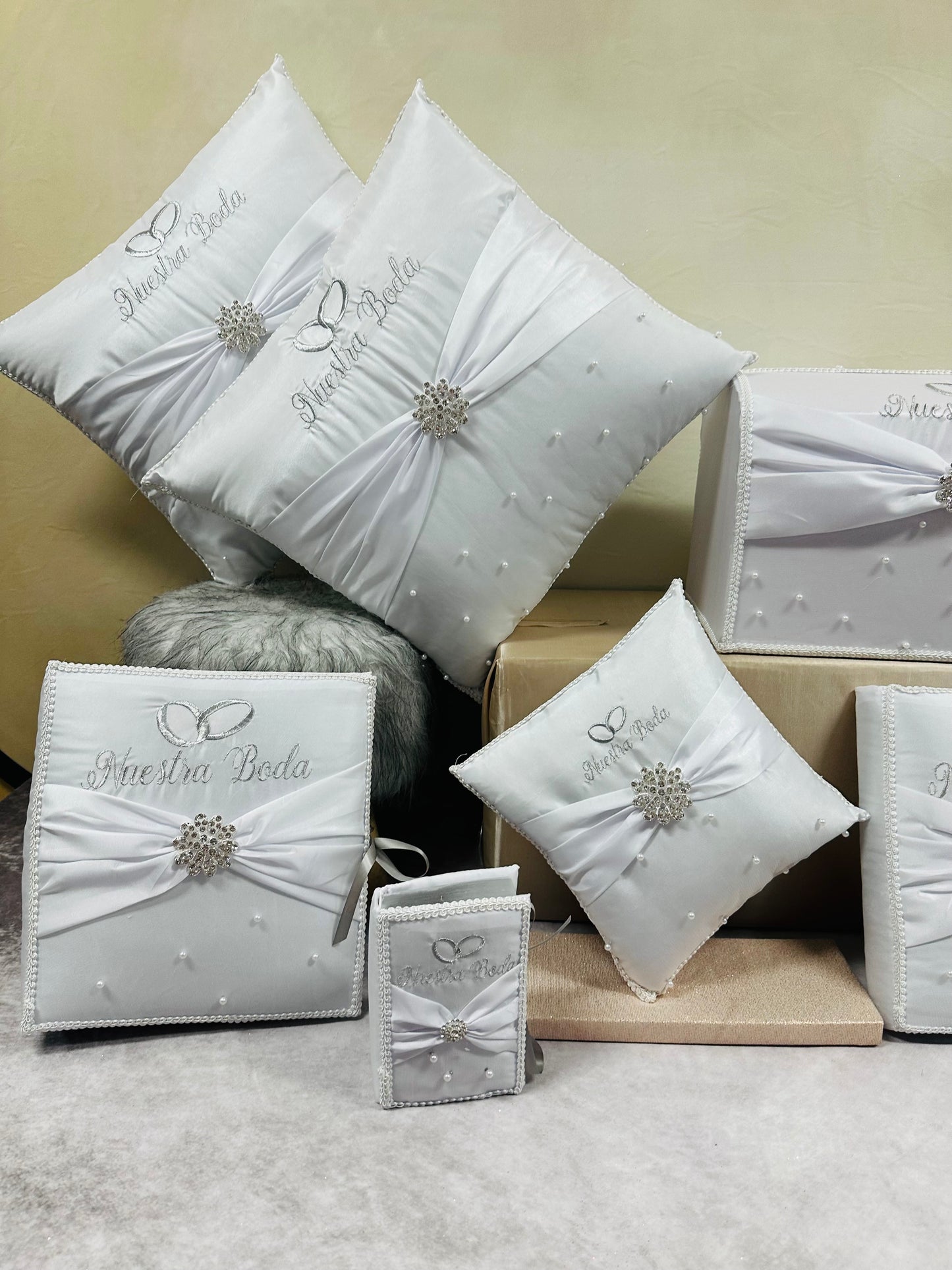Wedding pillow set