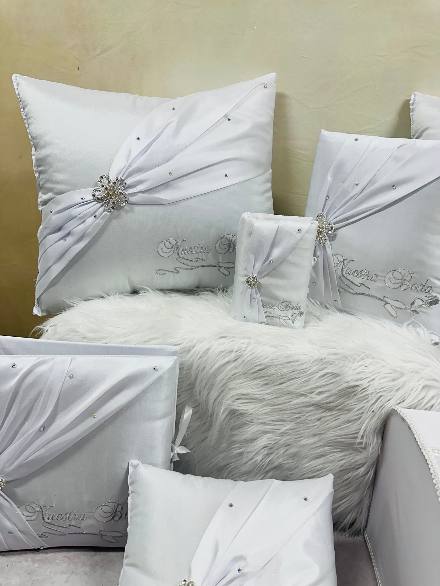 Wedding pillow set