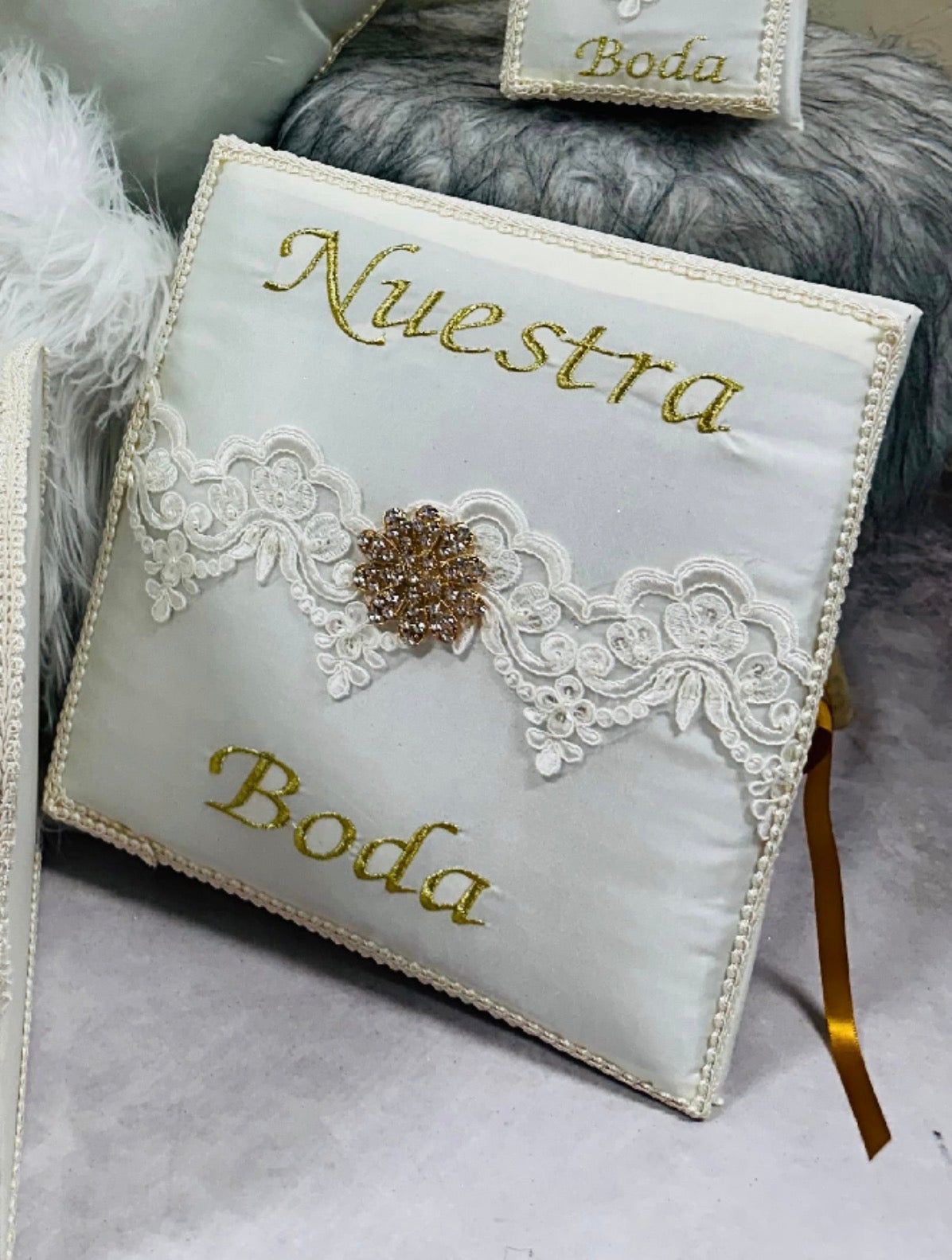 Wedding pillow set