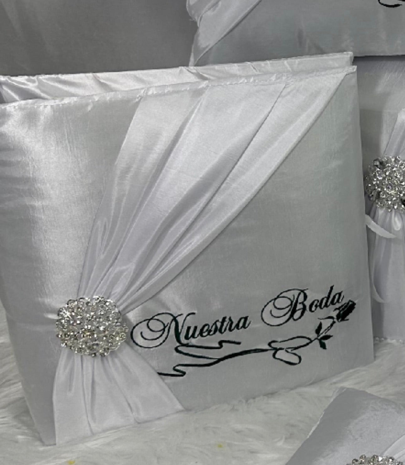 Wedding pillow set