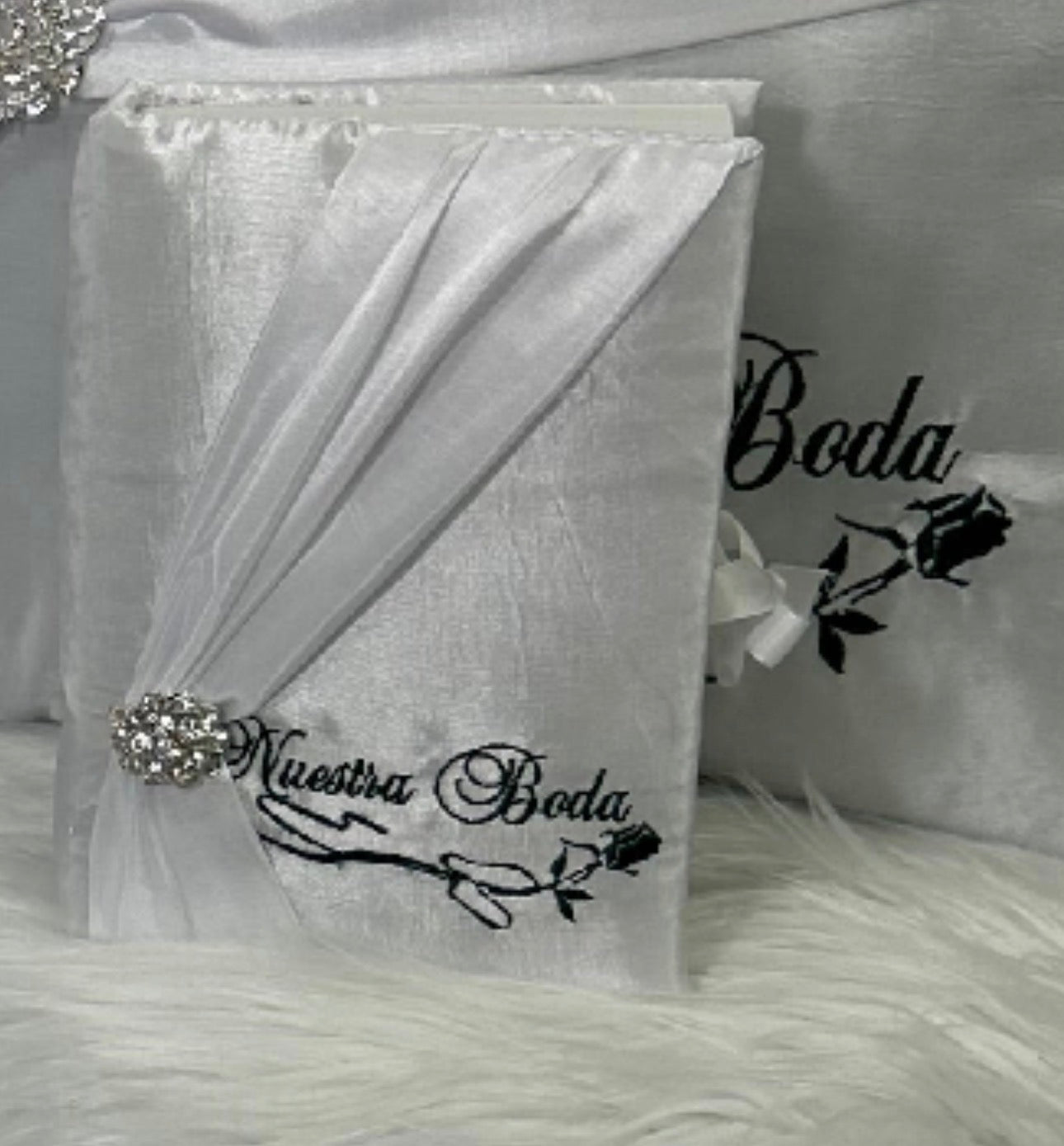 Wedding pillow set