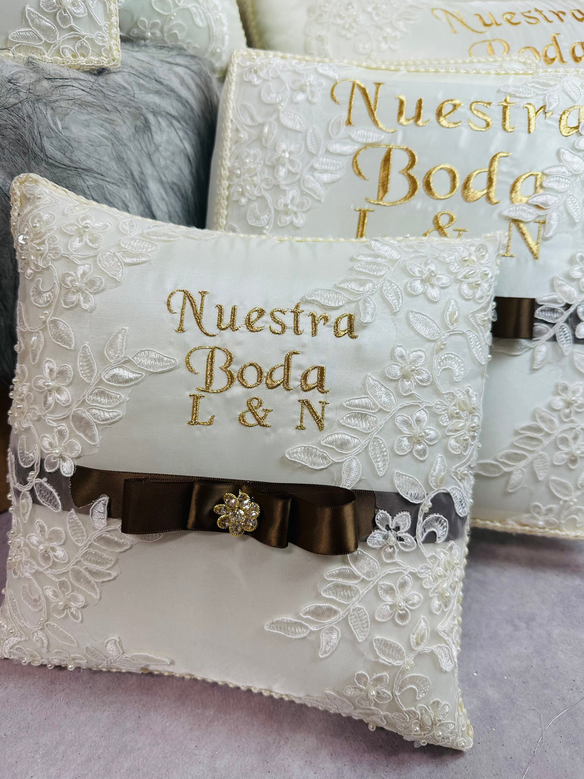 Wedding pillows set