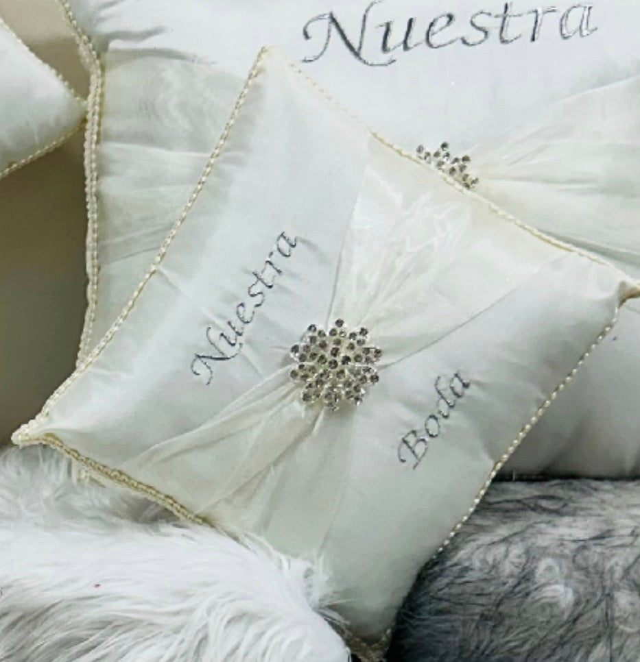 Wedding pillow set
