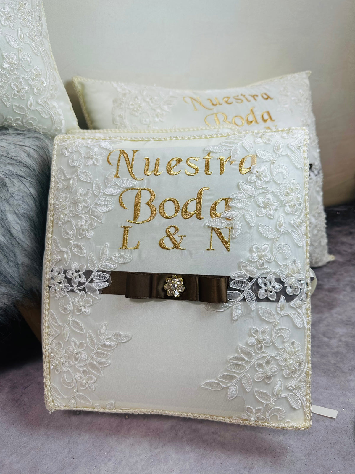 Wedding pillows set