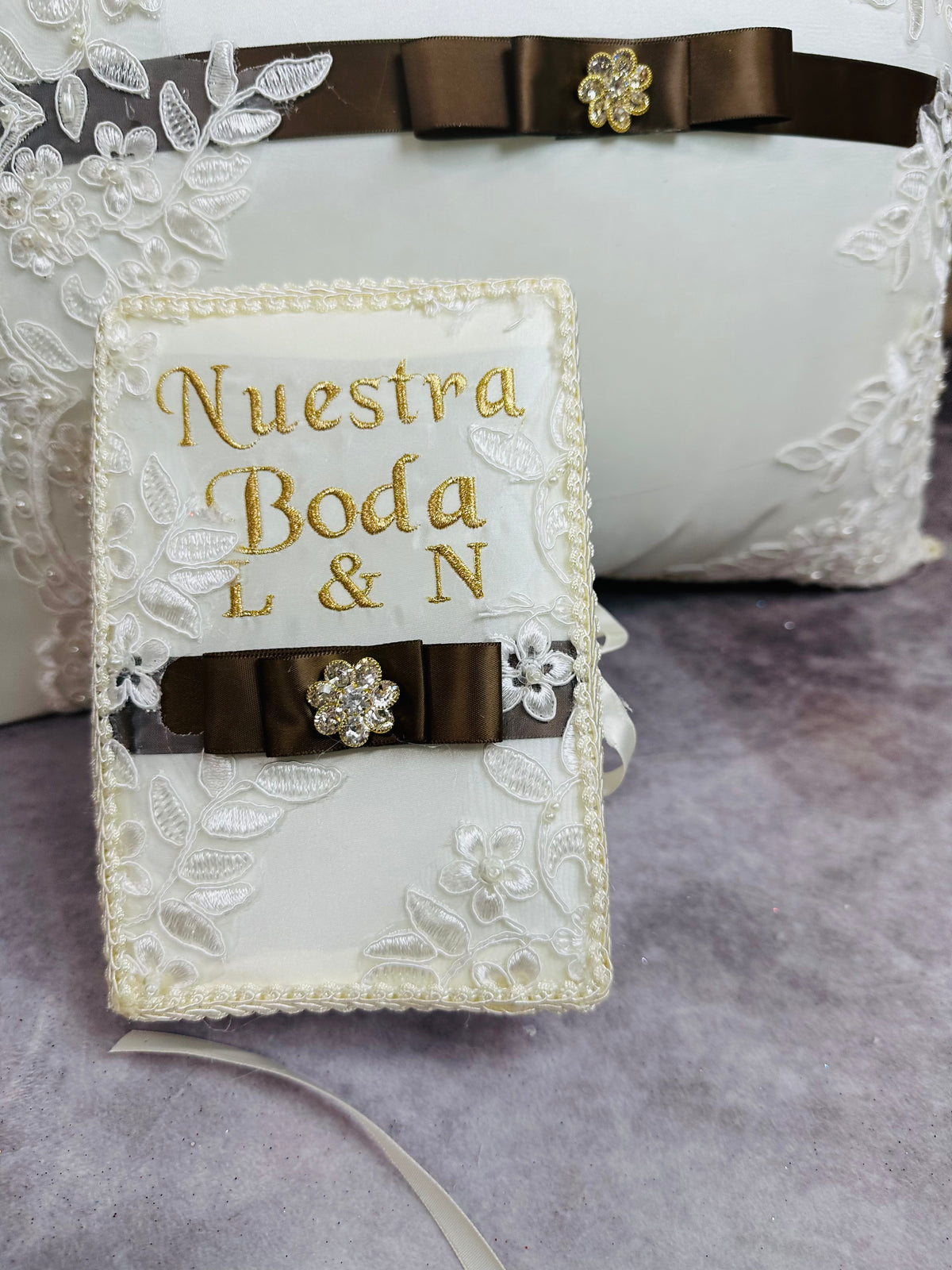 Wedding pillows set
