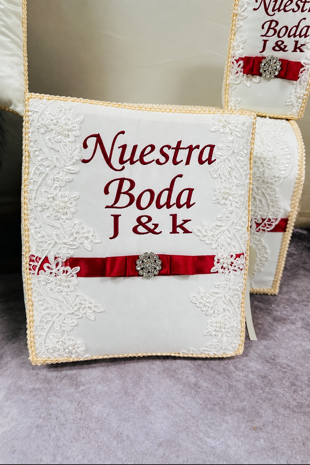 Wedding pillows set