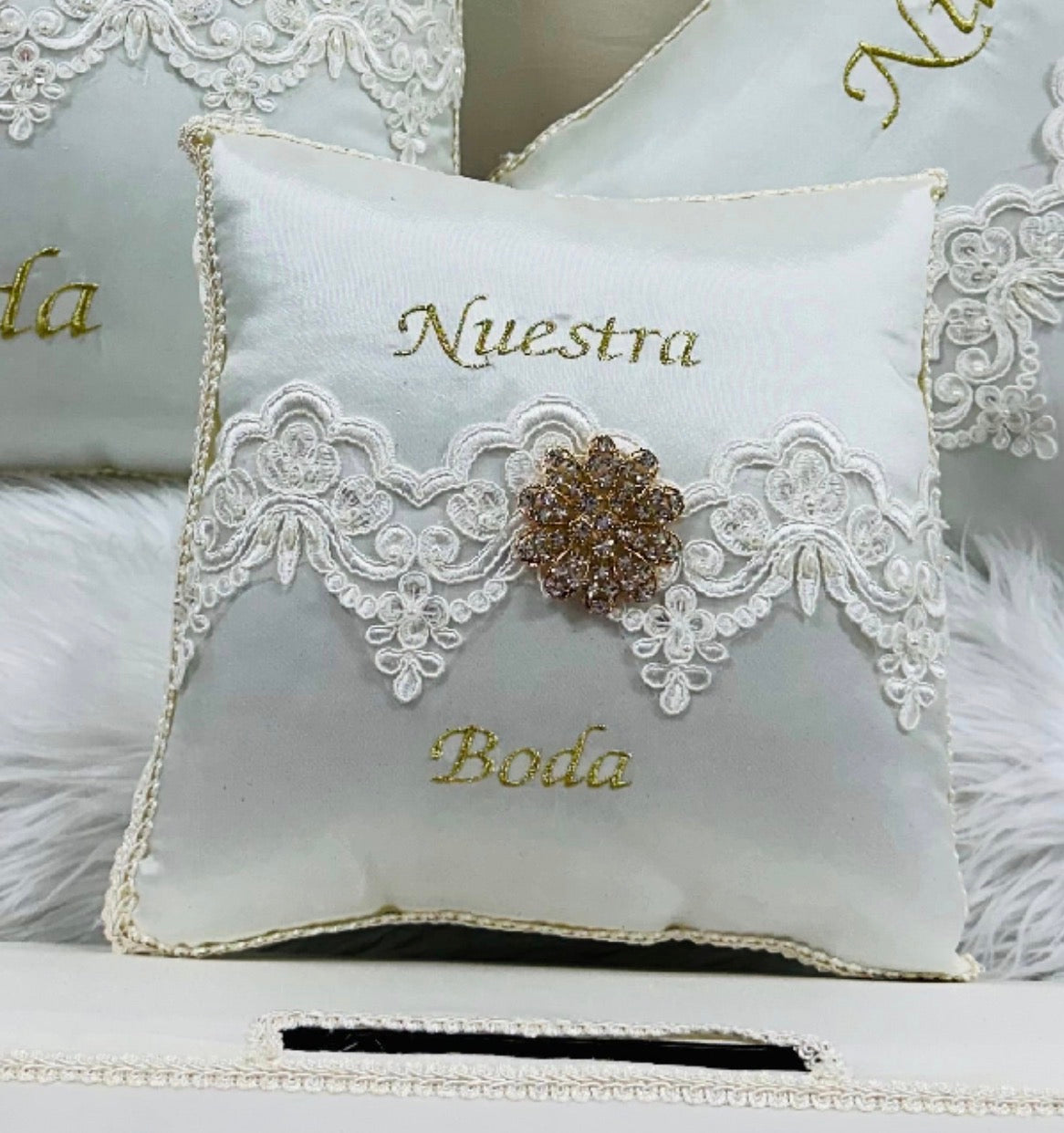 Wedding pillow set
