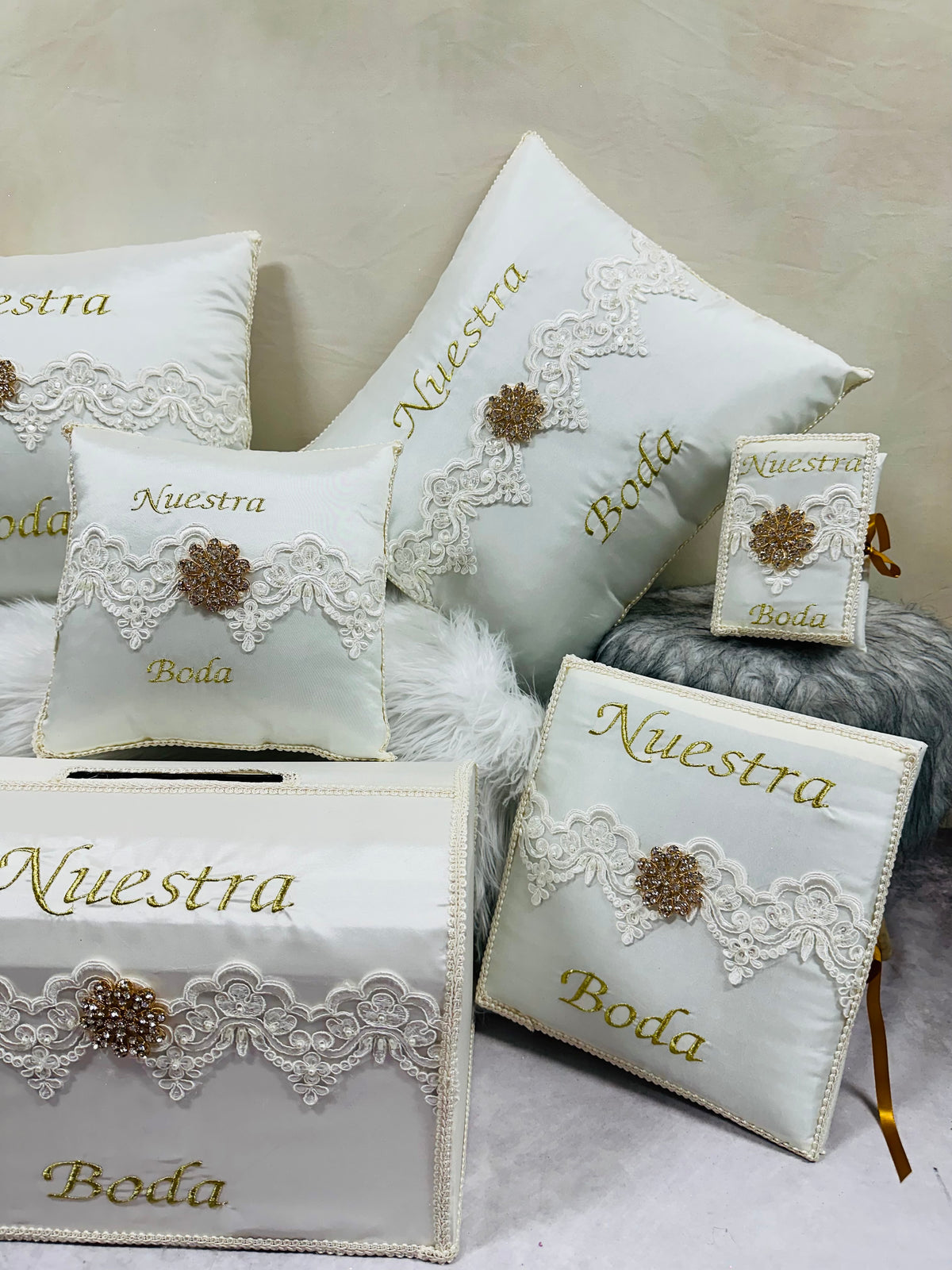 Wedding pillow set