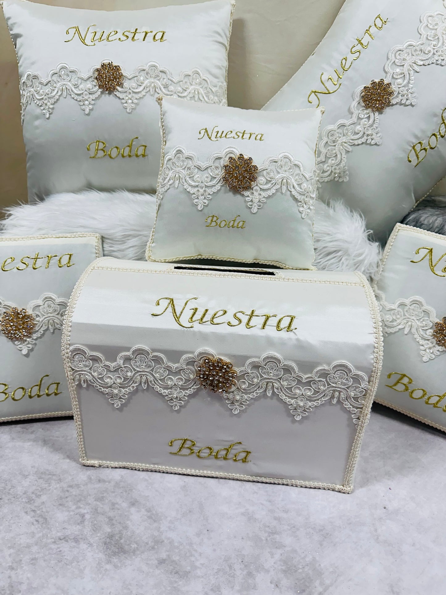 Wedding pillow set