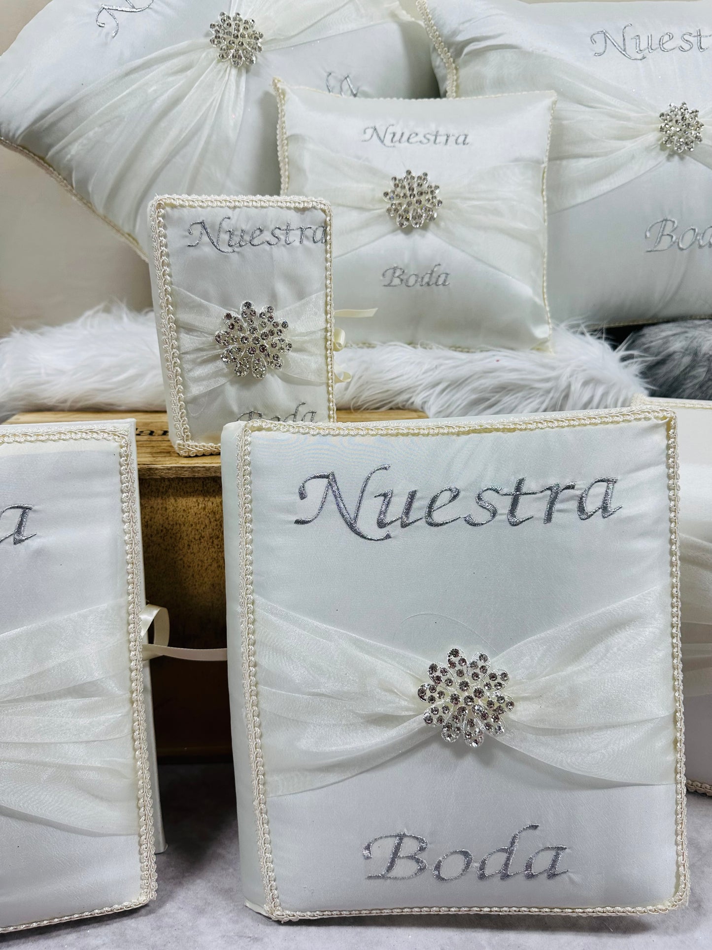 Wedding pillow set