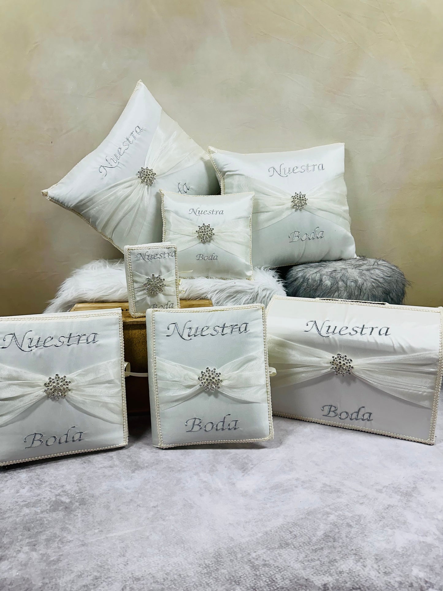 Wedding pillow set