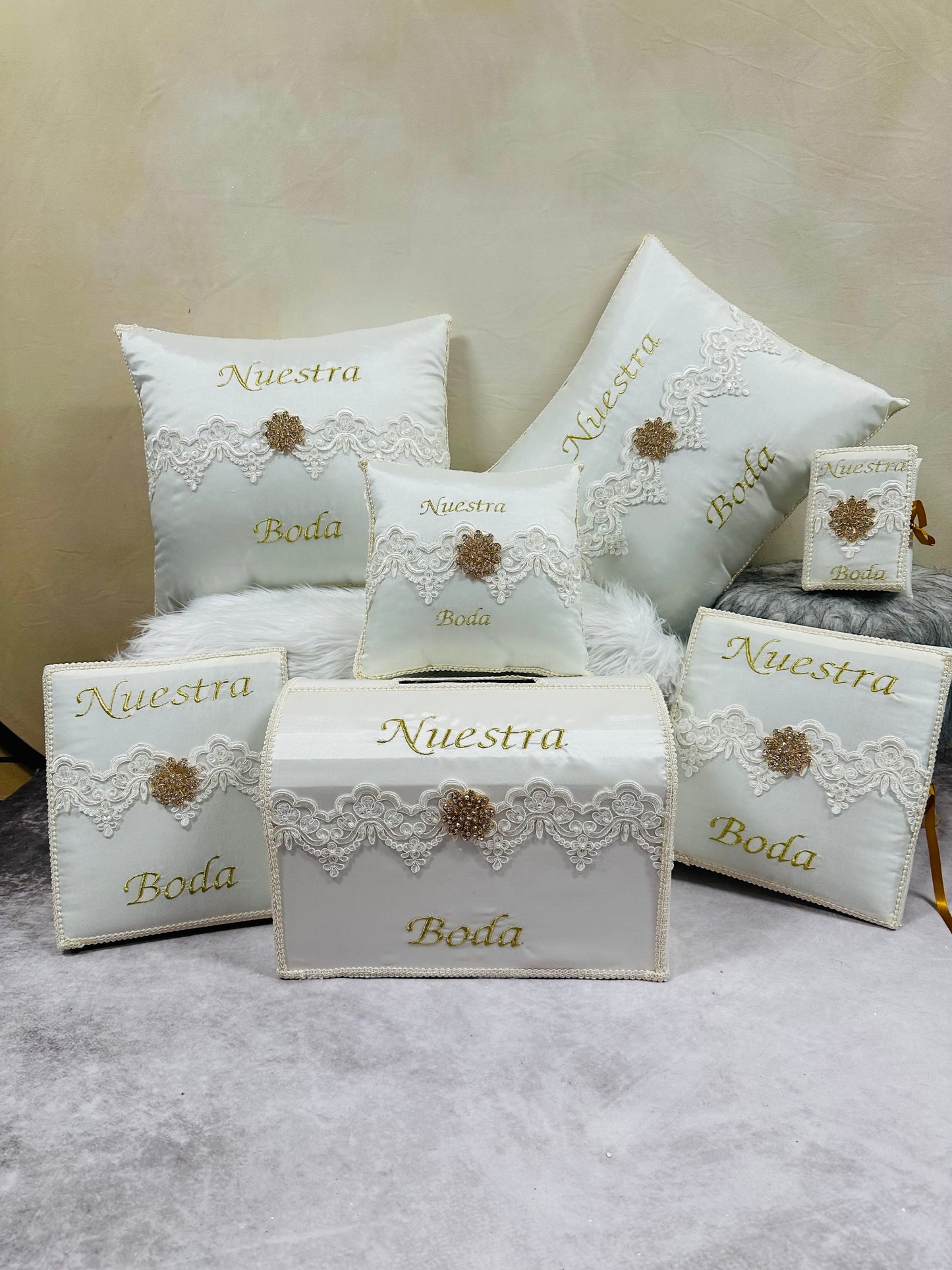 Wedding pillow set