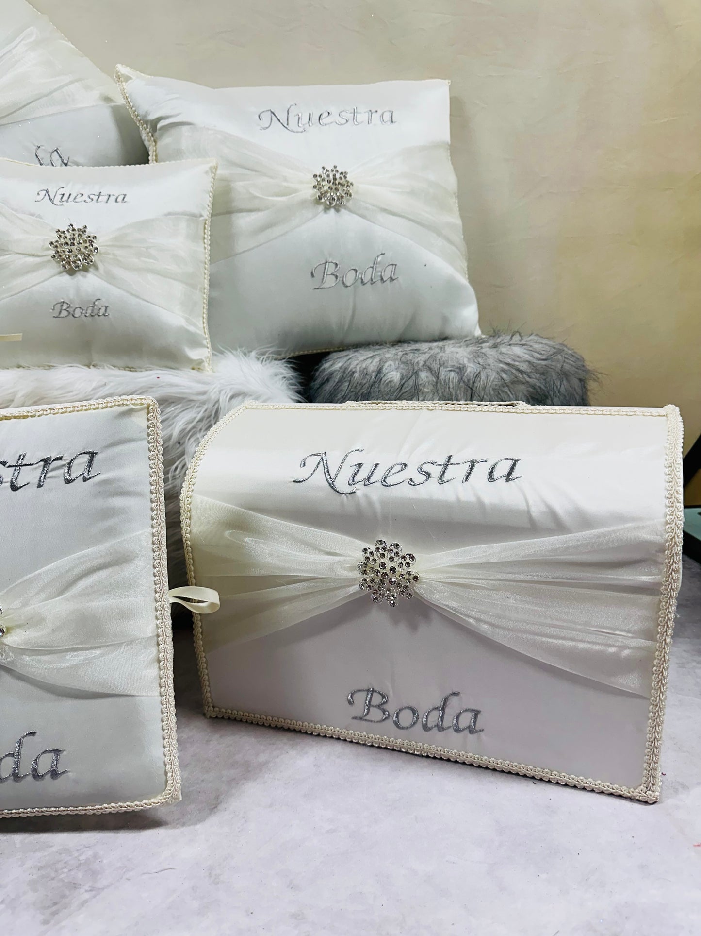 Wedding pillow set