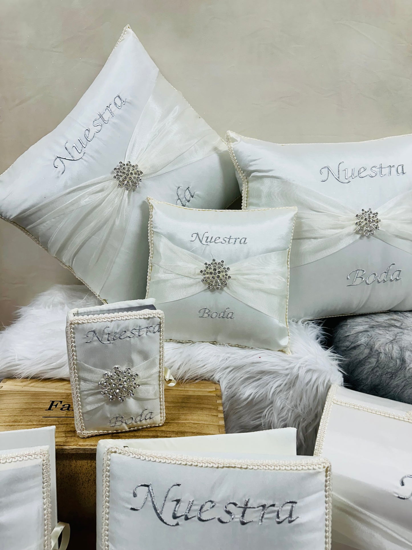 Wedding pillow set