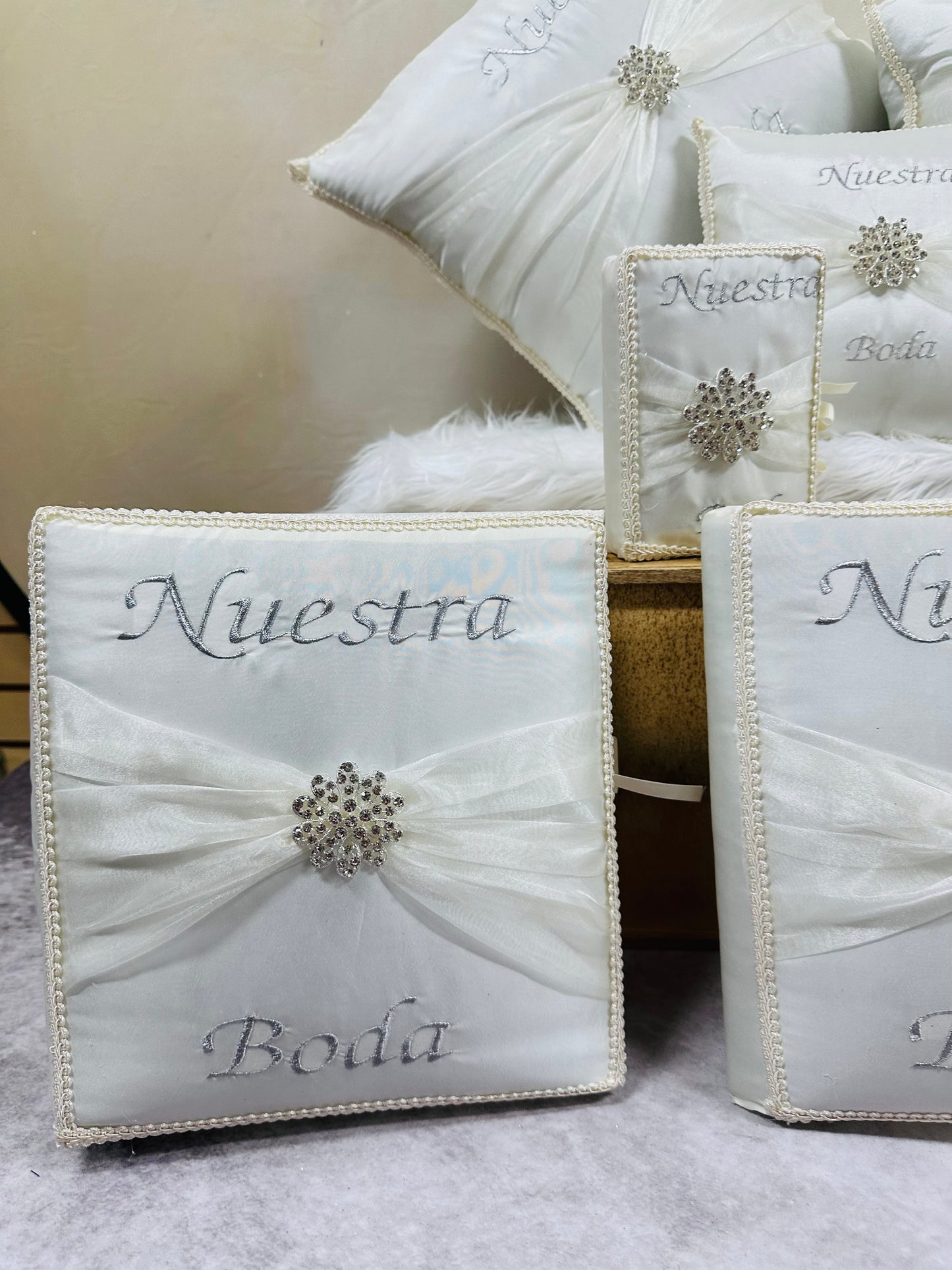 Wedding pillow set